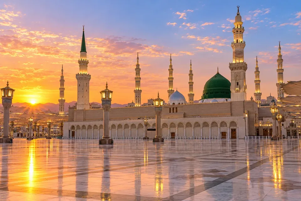 Gün doğarken Mescid-i Nebevî’nin yeşil kubbesi ve minareleri