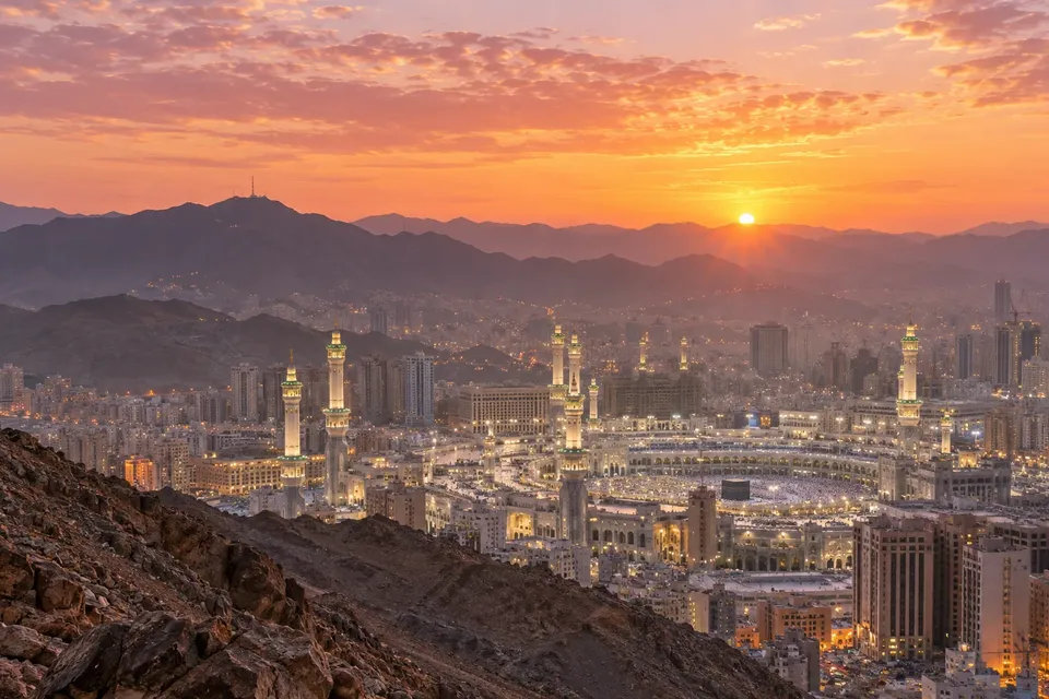 Şafak vakti Mekke’yi çevreleyen dağlar ve Mescid-i Haram minareleri